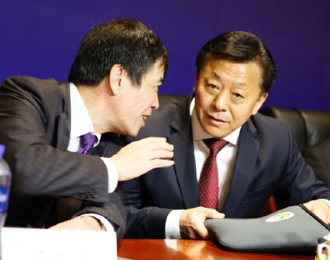 第35分钟，穆萨右路接赖因德斯直塞球杀入禁区单刀机会的推射打在立柱上弹出，随后裁判吹罚越位在先。